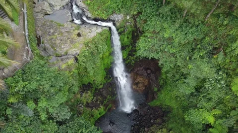 Multi-tier cascade flowing over rocky cliffs Stockbeeldmateriaal 314633117