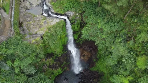 Multi-tier cascade flowing over rocky cliffs Stockbeeldmateriaal 314633301