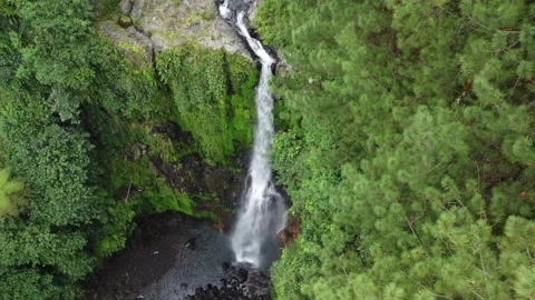 Multi-tier cascade flowing over rocky cliffs Stockbeeldmateriaal 314633303