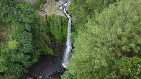 Multi-tier cascade flowing over rocky cliffs Stockbeeldmateriaal 314633322