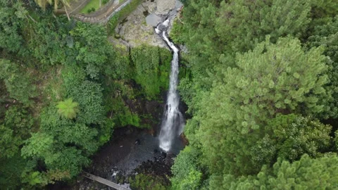 Multi-tier cascade flowing over rocky cliffs Stockbeeldmateriaal 314633458