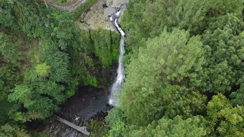 Multi-tier cascade flowing over rocky cliffs Stockbeeldmateriaal 314633461