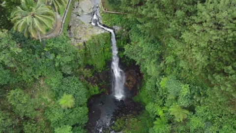 Multi-tier cascade flowing over rocky cliffs Stockbeeldmateriaal 314633696
