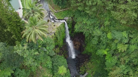 Multi-tier cascade flowing over rocky cliffs Stockbeeldmateriaal 314633703