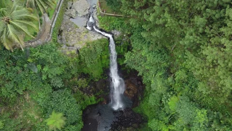 Multi-tier cascade flowing over rocky cliffs Stockbeeldmateriaal 314633718