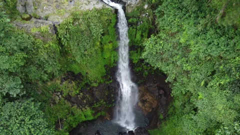 Multi-tier cascade flowing over rocky cliffs Stockbeeldmateriaal 314634290