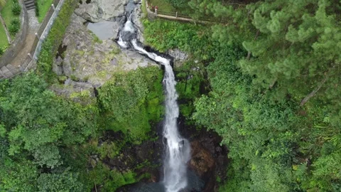 Multi-tier cascade flowing over rocky cliffs Stockbeeldmateriaal 314634345