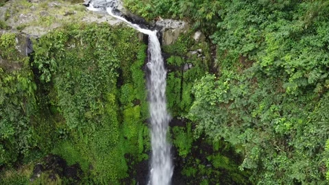Multi-tier cascade flowing over rocky cliffs Stockbeeldmateriaal 314635145