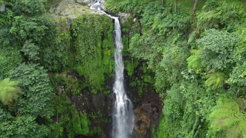 Multi-tier cascade flowing over rocky cliffs Stockbeeldmateriaal 314635150