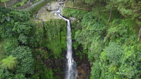 Multi-tier cascade flowing over rocky cliffs Stockbeeldmateriaal 314635155