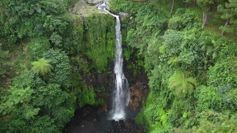 Multi-tier cascade flowing over rocky cliffs Stockbeeldmateriaal 314635156