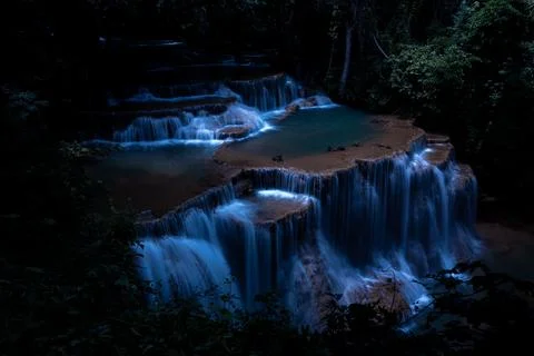 Multi Tiered Waterfall Flowing Smoothly In Dark Tropical Jungle Night Long .. Foto stock