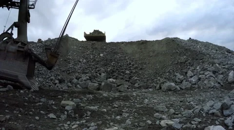 Multi-ton excavator bucket in the foreground. 库存影片 55284904