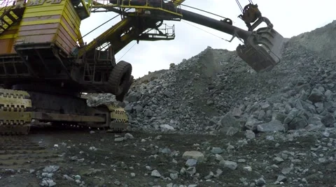 Multi-ton tracked excavator loads ore into the bucket with a screech. 库存影片 55297891
