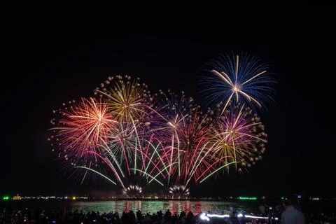 Multicolor Fireworks Display Exploding Over Waterfront Crowd Night Landscap.. Foto stock