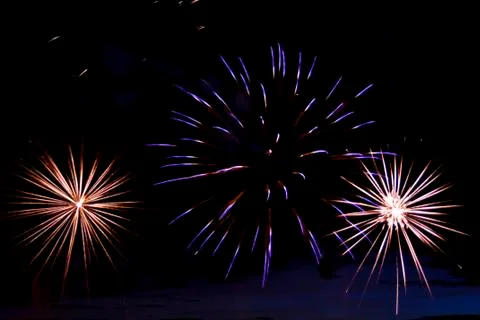 Multicolor fireworks in the night sky different effects. Foto stock