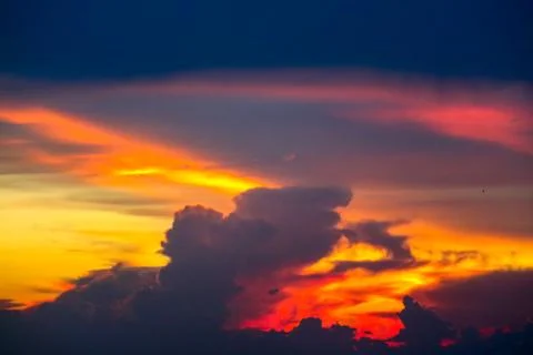 Multicolor  flame cloud sunset boat on sea and sky Foto stock