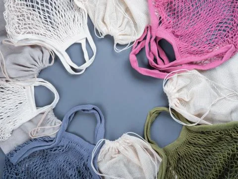 Multicolor reusable string bags and cotton sacks for different products. Foto stock