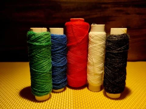 Multicolor sewing threads with dark background. Foto stock