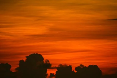 Multicolor sunset orange cloud and sun on sky 库存照片