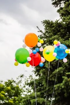 Multicolored balloons against the background of a cloudy sky Foto stock