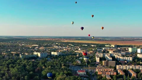 Multicolored balloons fly over trees. Nice top view of the park. 스톡 동영상 195622138