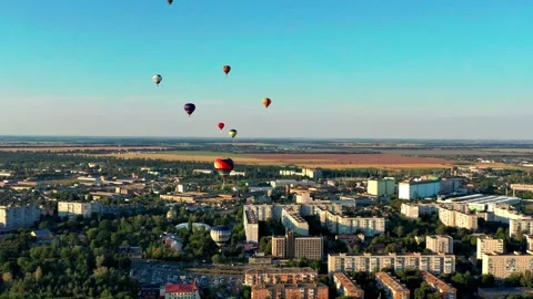 Multicolored balloons fly over trees. Vídeos de archivo 201243289