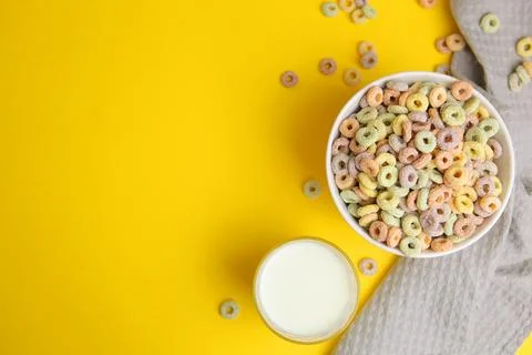 Multicolored corn rings for breakfast on a colored background Foto stock