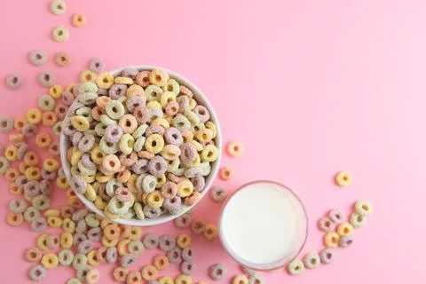 Multicolored corn rings for breakfast on a colored background Foto stock
