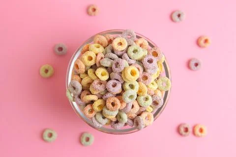 Multicolored corn rings for breakfast on a colored background Foto stock