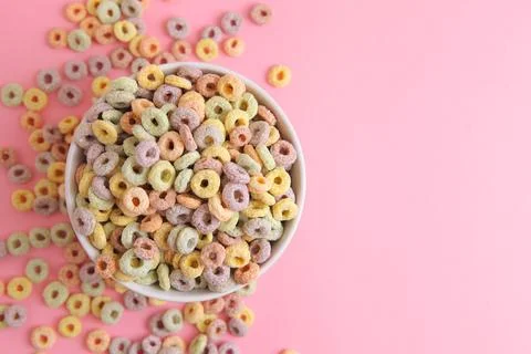 Multicolored corn rings for breakfast on a colored background Foto stock