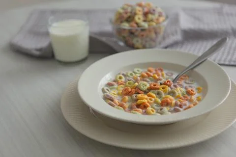 Multicolored corn rings for breakfast on the table Foto stock