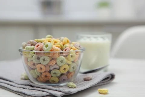 Multicolored corn rings for breakfast on the table Foto stock