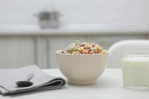 Multicolored corn rings for breakfast on the table Foto stock