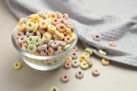 Multicolored corn rings for breakfast on the table Foto stock