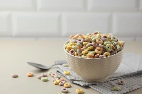 Multicolored corn rings for breakfast on the table Foto stock