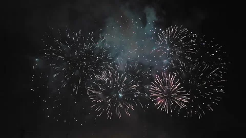 Multicolored different fireworks sparks mix on the dark night sky. Vidéo 155127001