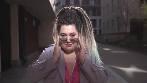 Multicolored dreadlocks on a woman Vidéo 239173004