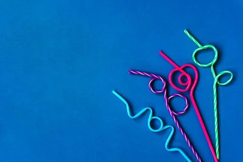 Multicolored Drinking Straws In A Festive Pattern Foto stock