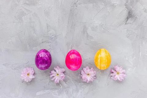 Multicolored Easter eggs and spring pink flowers Foto stock