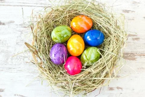 Multicolored Easter eggs in a nest Foto stock