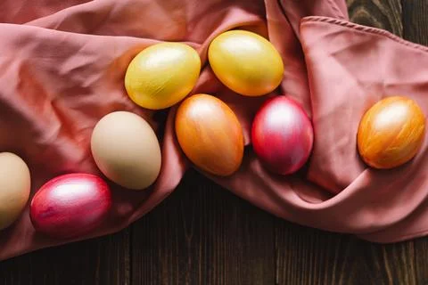 Multicolored Easter eggs on a wooden background. Foto stock