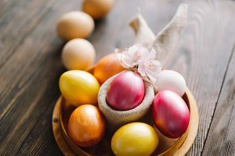 Multicolored Easter eggs on a wooden background. Foto stock