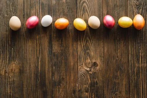 Multicolored Easter eggs on a wooden background. Foto stock