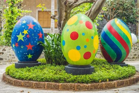 Multicolored eggs in the grass. Easter eggs hunt, outdoors. Celebrating Eas.. 스톡 사진