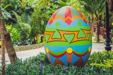 Multicolored eggs in the grass. Easter eggs hunt, outdoors. Celebrating Easter Foto stock