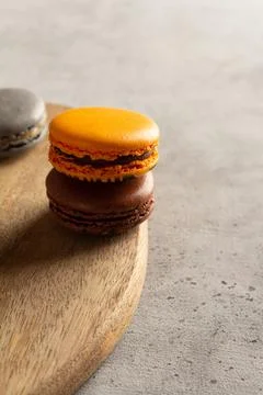 Multicolored macarons macaroon on a light gray background Foto stock