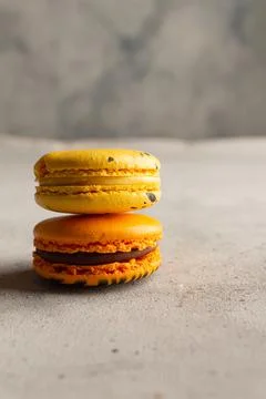 Multicolored macarons macaroon on a light gray background Foto stock