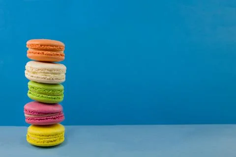 Multicolored macaroons on a blue background Stock-Fotos