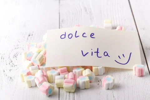 Multicolored marshmallows with notes on paper sweets Foto stock